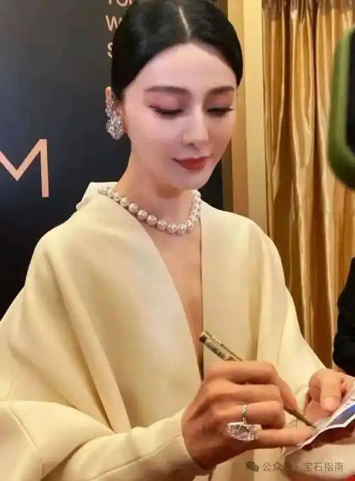 范冰冰亮相第十七届亚洲电影大奖造型又双叒叕出圈大钻戒澳白珍珠项链