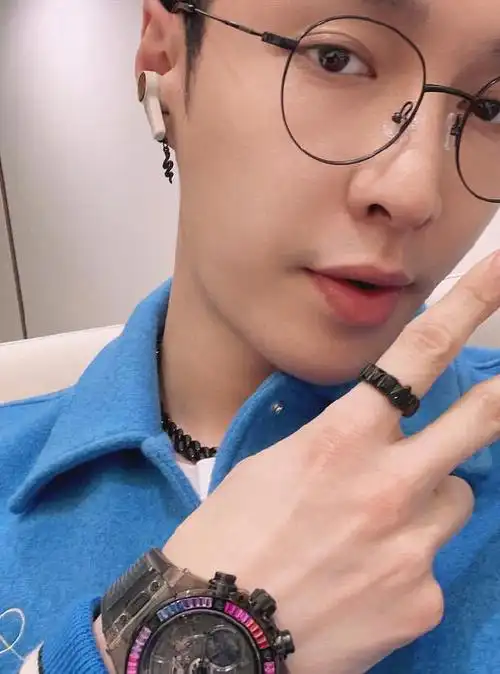 张艺兴欧洲行程出发路透##张艺兴出发怼脸自拍照