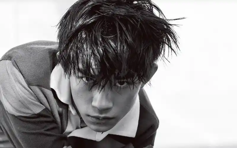 易烊千玺帅气高清壁纸_未来男神易烊千玺