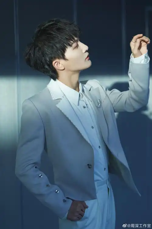 周深# #2021夏日毕业歌会#  这个侧颜绝了!