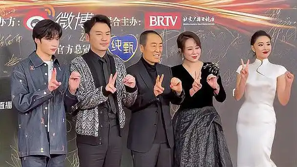 张艺谋,雷佳音,马丽,高叶,刘耀文亮相微博之夜红毯 微博之夜红毯上