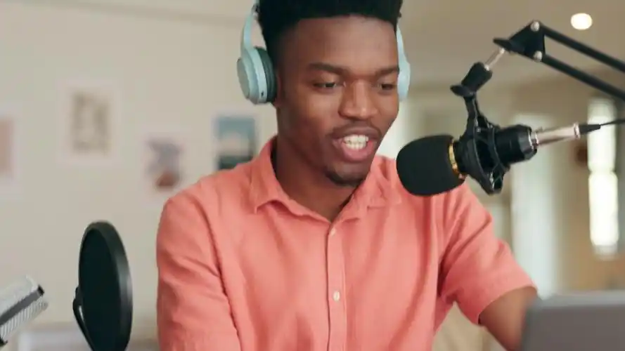 非洲记者,麦克风和模拟肖像与采访的故事,谈话和演讲视频-商业视