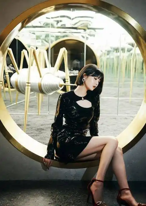 李溪芮挑战打底裤外穿,84斤的腿也太细了,生图也"抗打"_造型_身材