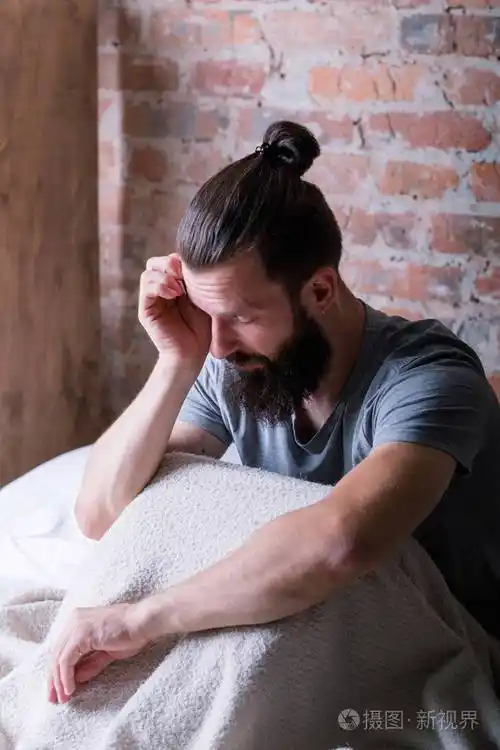 星期一早上昏昏欲睡的男人睡得很累很困