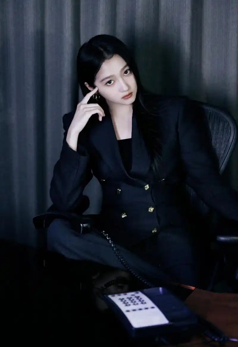关晓彤黑色西装大赏,虽然遮住大长腿少了几分惊艳性感,却多了一丝酷炫