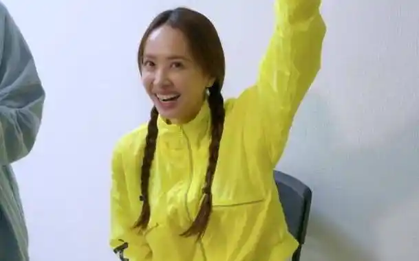 原创蔡依林录视频没化妆生图黑眼圈法令纹都有40岁开始显老了