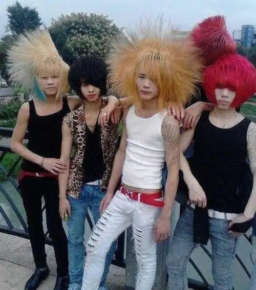 今日热点:兴风作浪的精神小伙来了,杀马特的人生太炸裂!