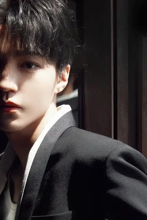 王俊凯出席品牌活动的造型图弟弟的颜值真的好绝