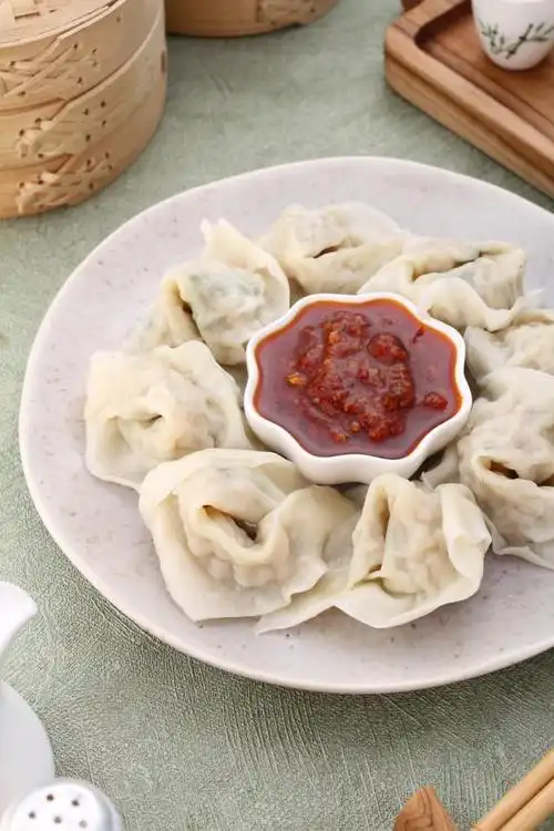 新年的钟声响起,家家户户的餐桌上总会有一盘热气腾腾的饺子.