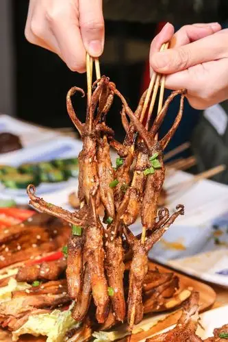 这款富含胶原蛋白的q弹招牌,每十桌就有八桌人点,回单率超高! 烤鸭舌