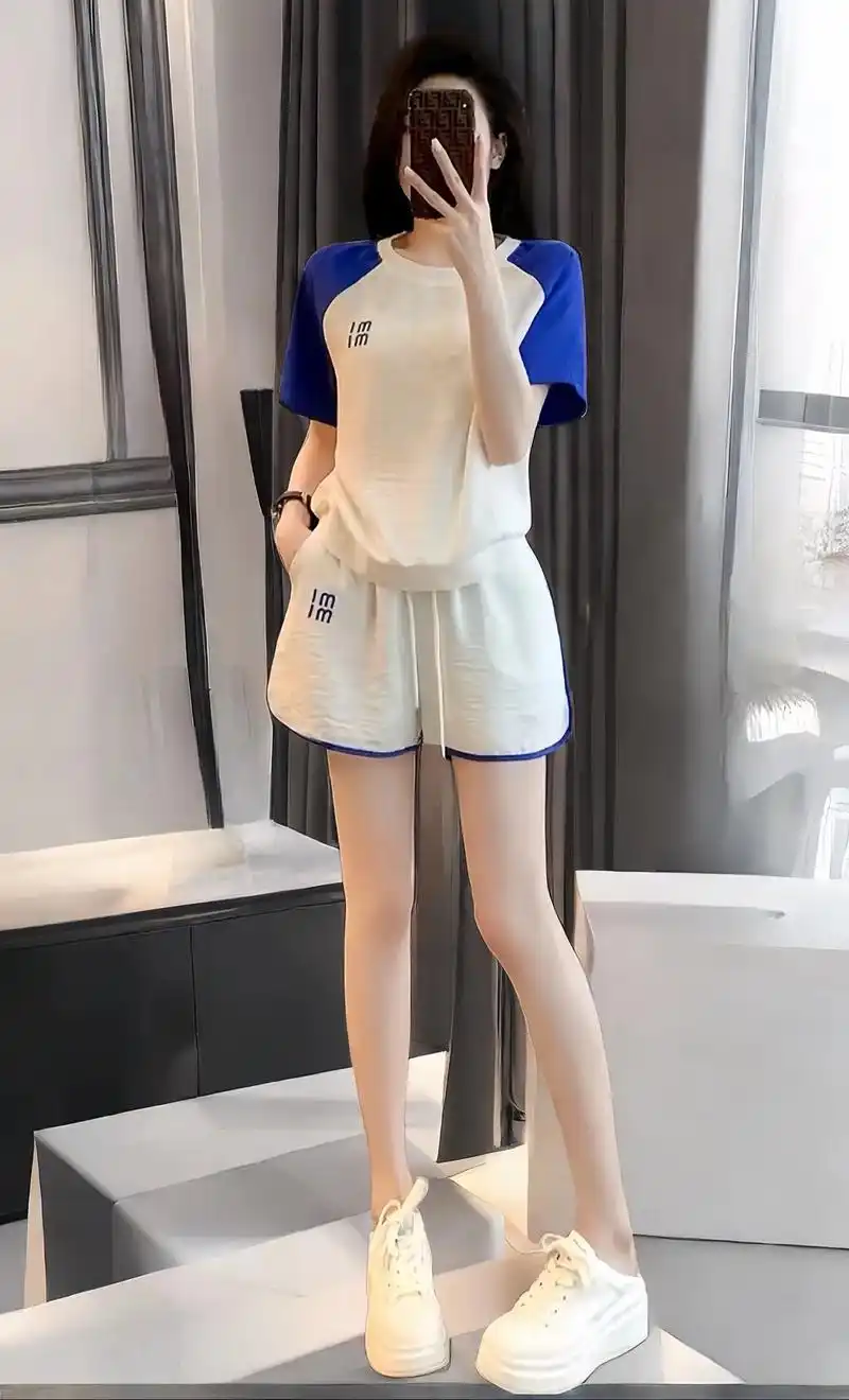 当夏日的阳光洒落,这款短袖短裤时尚休闲运动套装无疑是璀璨的明星