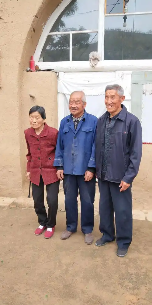 老爸老妈二舅舅三位老人合影留念