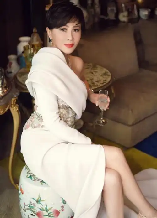 刘嘉玲年龄越大气质越好穿斜肩礼服雍容华贵年过半百也是女神