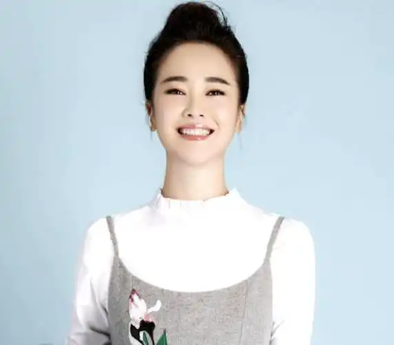 穿梭在泳池中的左小青,她的笑容灿烂而自信.