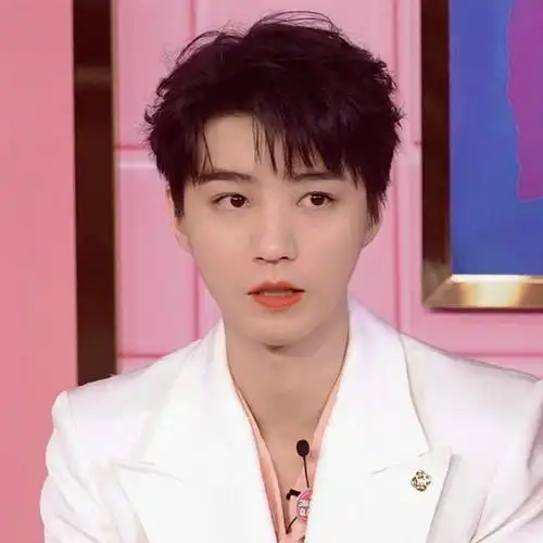 眼睛咕噜转太可爱了92#王俊凯直播