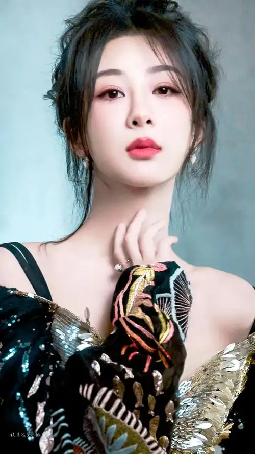 杨紫今晚两套造型的绝美瞬间不管是直播还是动态视频,爆剧女王都超美!