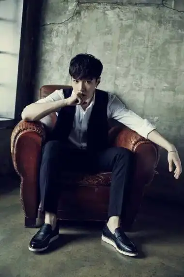 张艺兴 外文名:0533,issing,レイ 别名:lay(官方艺名),xingxing