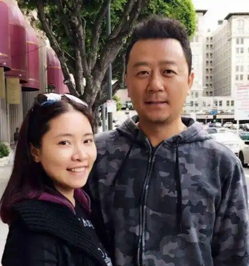 郭涛与妻子近照,李燃幸福地躺在郭涛的臂弯里,看上去很温馨甜蜜_父母