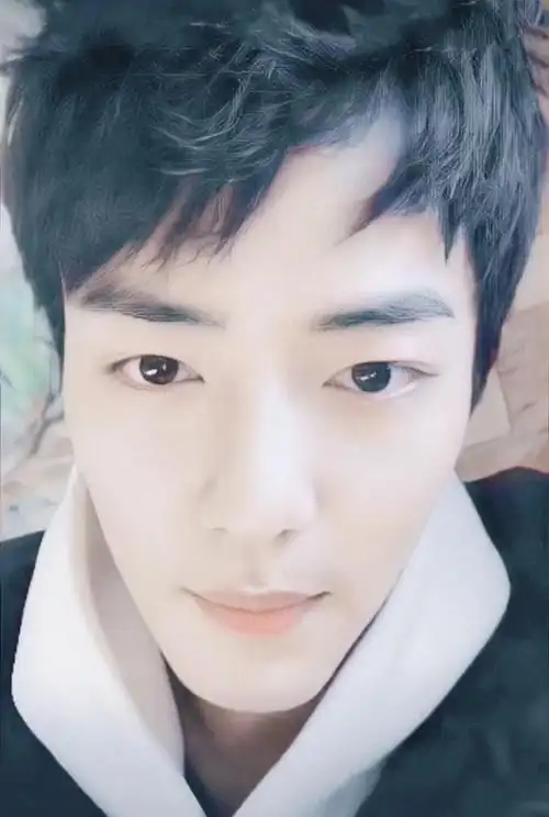 肖战晒自拍怼脸拍角度太绝头发炸毛抢了镜