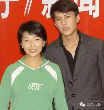 靳东和女演员周扬合作过谍战戏《秘杀名单》,2012年有过绯闻,网上有些