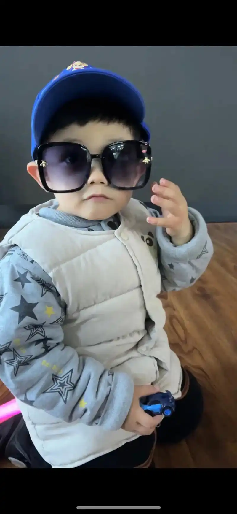 谁家的小孩这么可爱这么酷啊@混血宝宝威廉马甲小王子 #威廉马 - 抖音