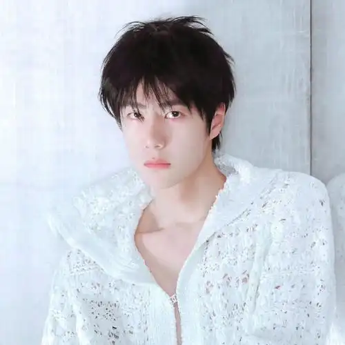 王一博 锁骨  镂空  谁懂啊!