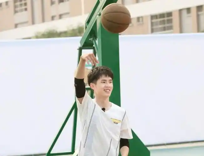 不止一次被拍到打篮球的画面,看过照片的粉丝都表示刘昊然打篮球的