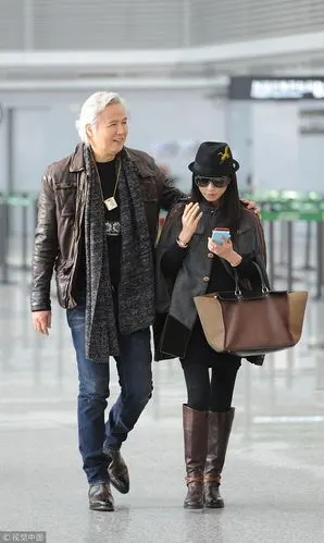 张庭斗篷装配长靴俯身与儿子玩亲亲 林瑞阳白发苍苍皮肤松弛老化严重