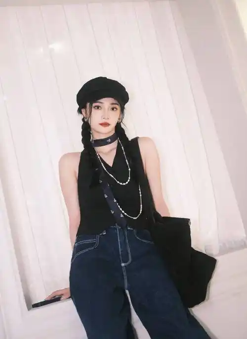 周洁琼马甲配牛仔裤时尚青春头扎双马尾有少女感