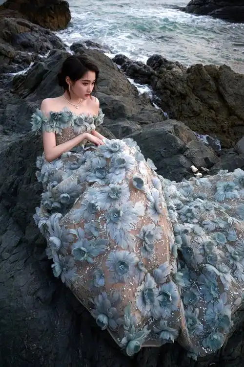 上身的@关晓彤亮相今天的电视剧品质盛典,依然是品牌拿手的仙女裙风格