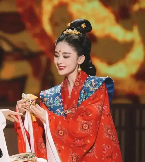 古力娜扎丞磊郭敬明齐聚新剧杀青仪式古装的造型太美了