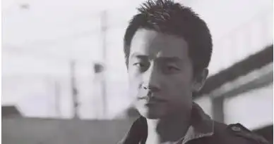 在小时候,黄轩个子并不高,体格也十分单薄.