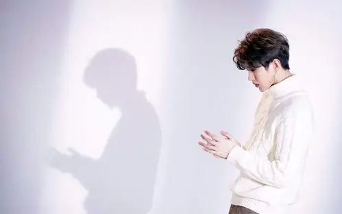 蔡徐坤白色毛衣帅气照片1024x600分辨率查看