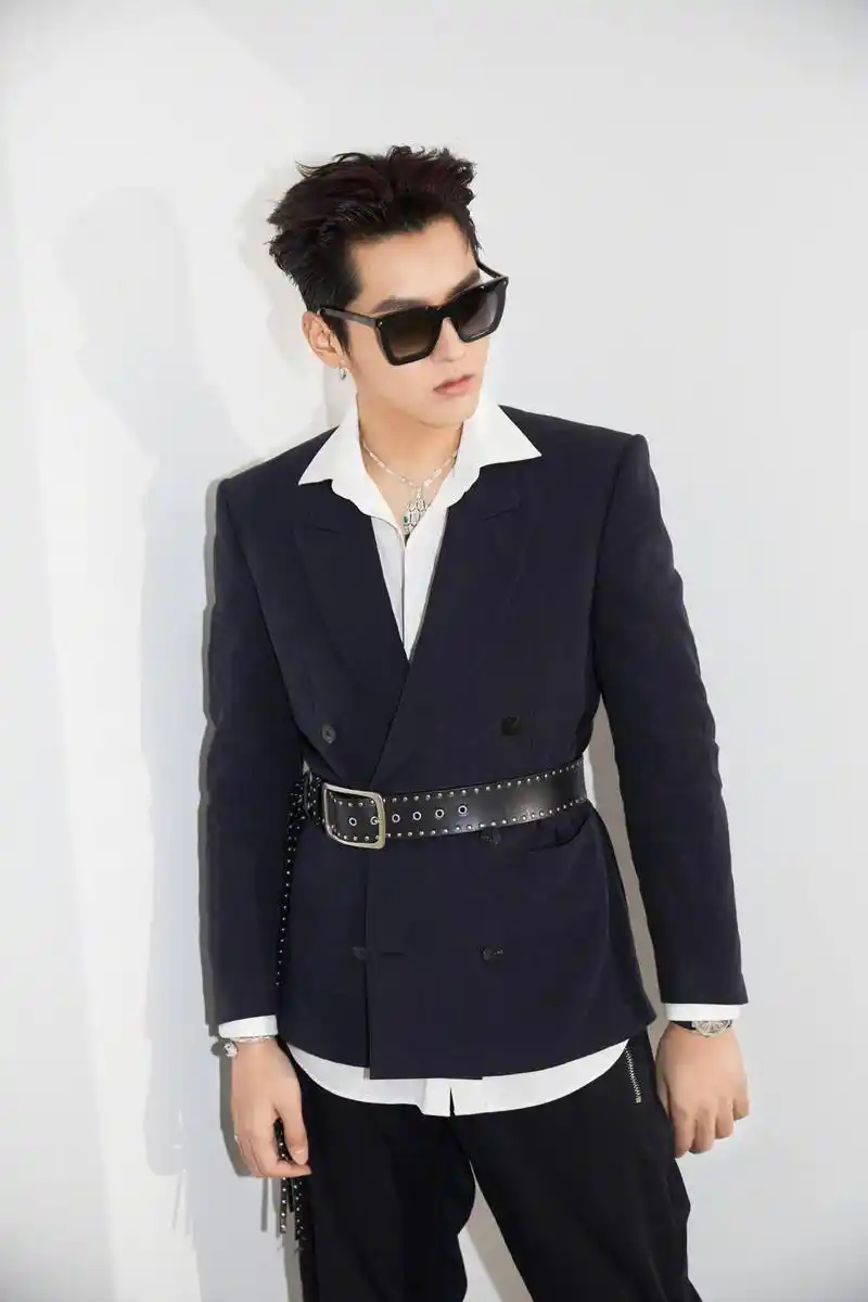 吴亦凡造型,黑色西服配运动鞋,戴着宝格丽灵蛇珠宝,巧妙又个性