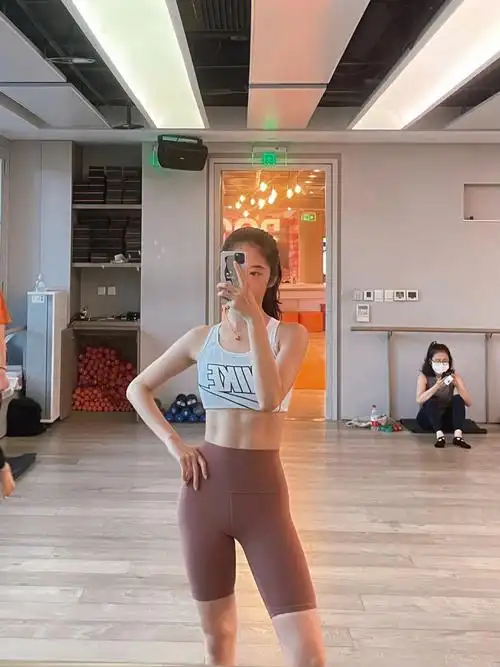 健身女孩的腹肌