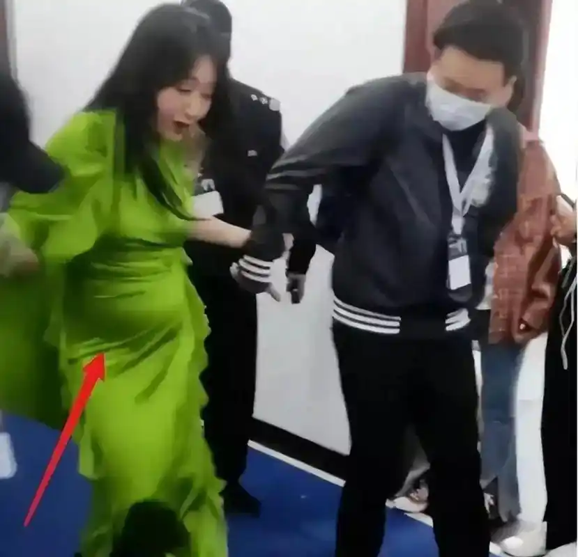 说起来,这也不怨网友们的好奇心太大,只因杨钰莹怀孕一事"太过于奇葩