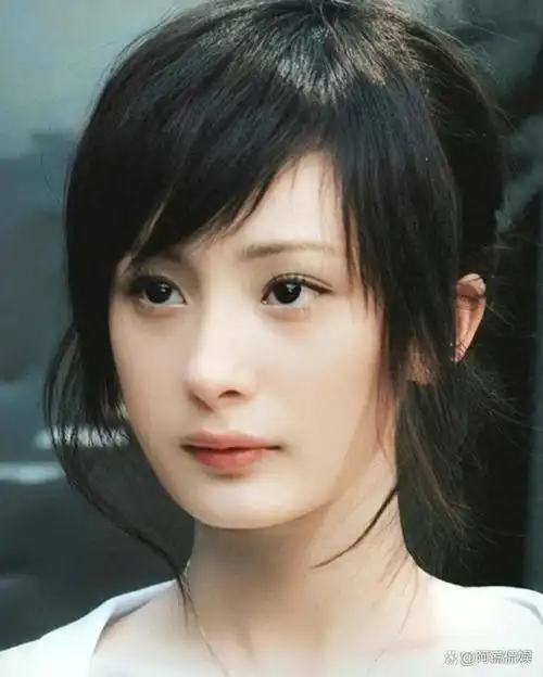杨幂刚出道时到底有多美?看完齐刘海旧照后,整没整容一目了然