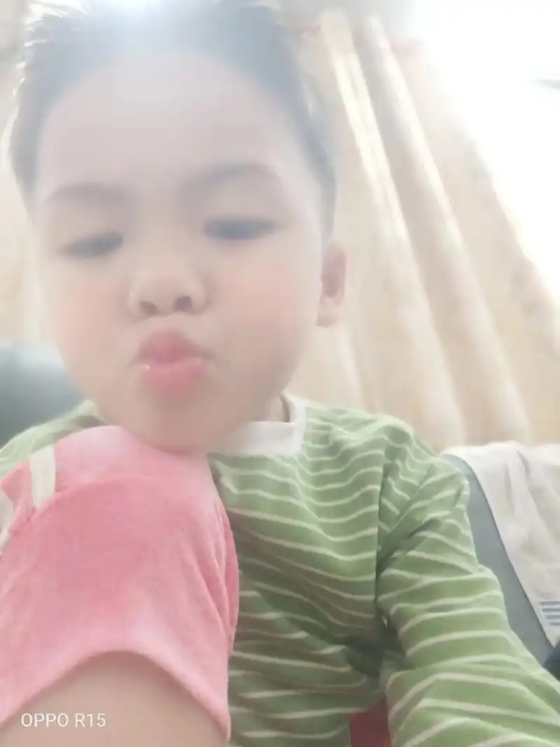 自恋的小子拿我手机自己拍照片