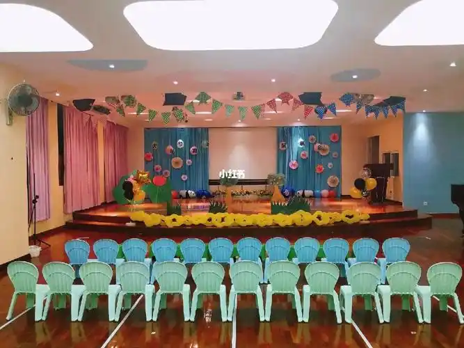 [庆祝r][庆祝r][庆祝r]幼儿园班级汇报表演,简单的小舞台布置#幼儿园