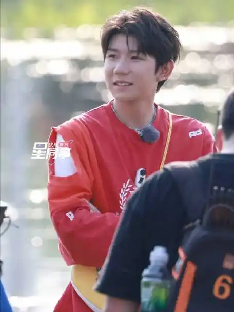 王源丁程鑫敖子逸都在长沙录综艺##王源cos摄影师#星同事的微博视频