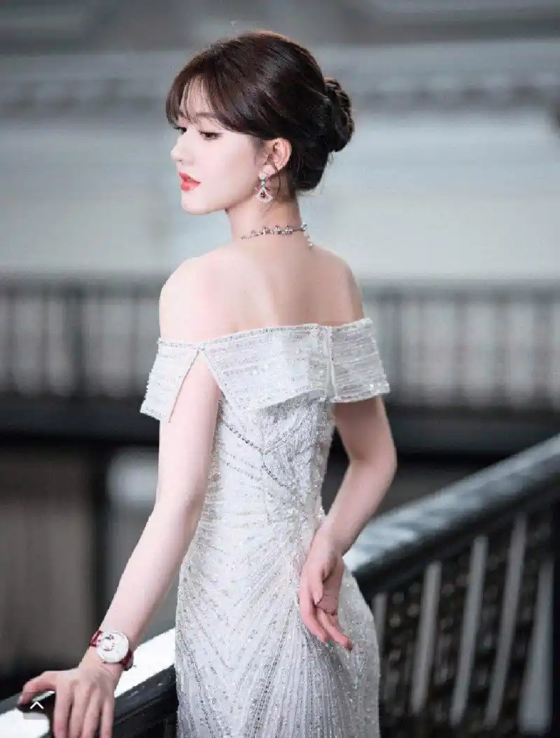 赵露思最新抹胸裙写真,明艳贵气,优雅性感,简直美得发光!