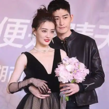 张翰更新的动态让人感到疑惑,和徐璐上演摸脸杀,有相恋的感觉了