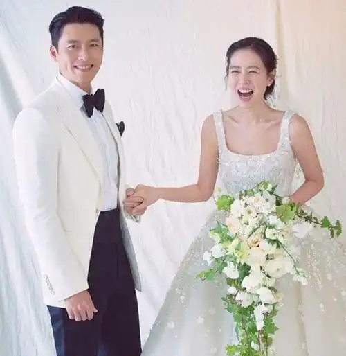 玄彬为孙艺珍拍吃饭照片,孙仙戴手镯和钻戒耳环出镜,笑容灿烂|李秉宪