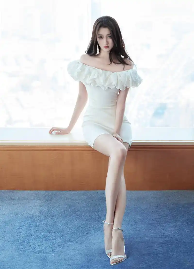 关晓彤:银色一字带高跟凉鞋