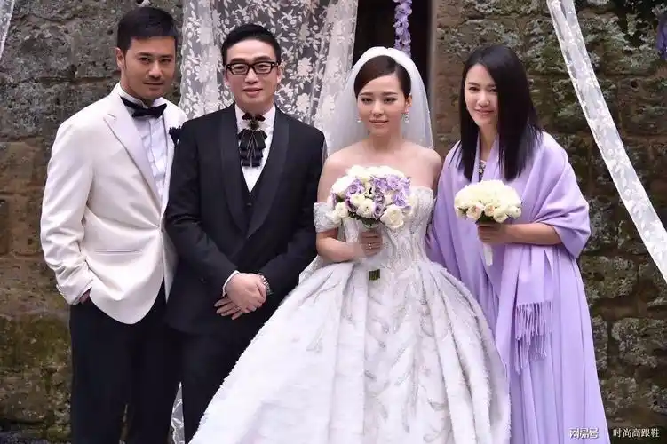 谭维维医院陪伴老公陈亦飞,全程搀扶十分体贴!