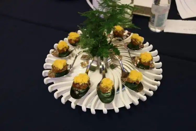 二十四味新派国粹菜与立体摆盘异曲同工,但它不需要复杂的造型设计