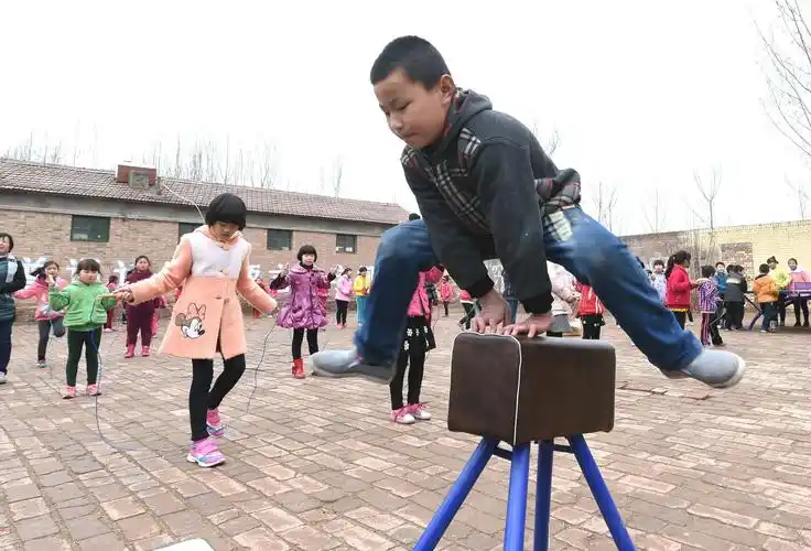 跳山羊",单双杠等稍具风险性的运动项目近年正悄悄退出中小学体育课堂