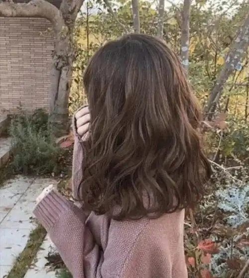 如果姐妹们的头发长度处于尴尬期,那么烫"木马卷"会