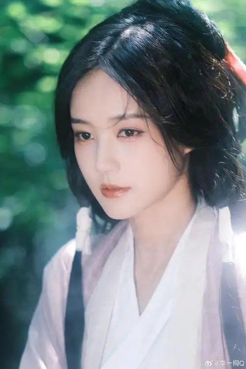 67李一桐红发带古装造型写真曝光 水边回眸温婉似画中人_佛搜网