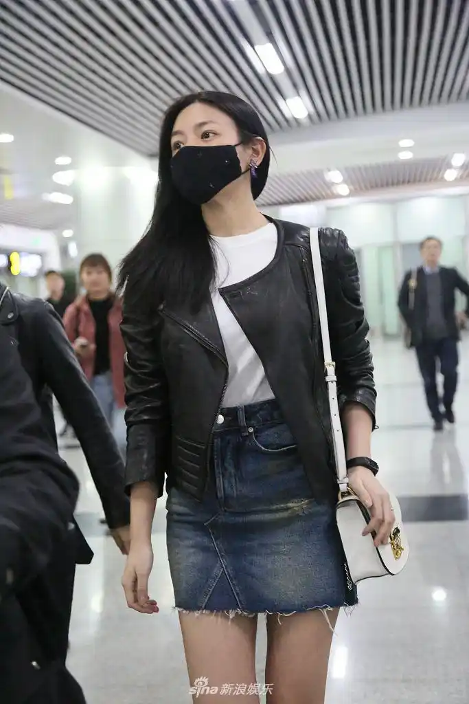 组图辣妈陈妍希机场营业皮夹克搭超短牛仔裙大秀长腿